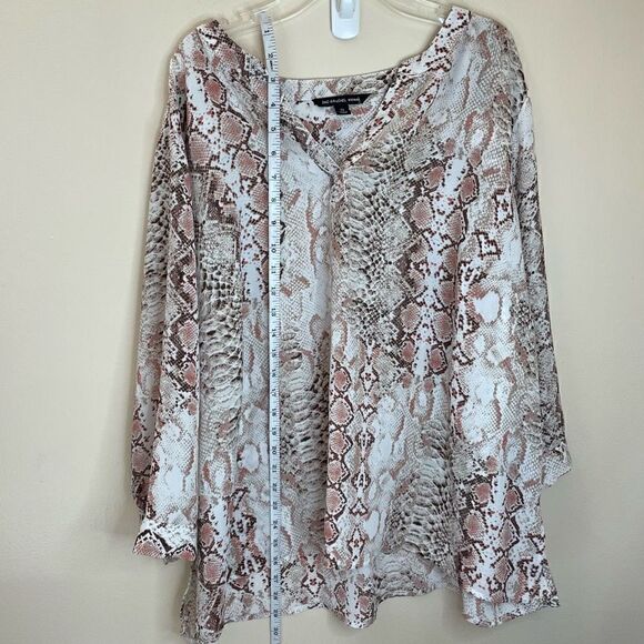 New!Zac&Rachel| 2XLarge| VNeck| Snake Print| Side Slits - Picture 3 of 13